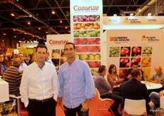 Sergio Alonso y compañero, en el stand de Cosanse, cooperativa de Zaragoza especialista en fruta de hueso y pepita.+