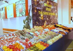 Amplia gama de frutas y hortalizas expuestas en el stand de Catman Fresh.