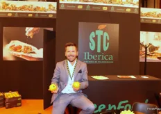 Jussi Alitalo, director comercial de STC Ibérica, presentando su nueva campaña de kaki.
