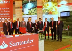 Equipo directivo en el stand de Banco Santander.