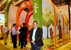 Pedro Gil, presidente de la empresa zaragozana Agrícola Gil, promocionando su campaña de manzana y pera.