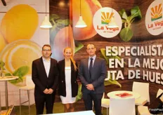 Stand de La Vega de Cieza con su director comercial Santiago Vázquez a la derecha. La empresa murciana se especializa en fruta de hueso.