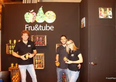 Carlos Méndez Sastre (en el centro) fundador de la nueva empresa Fruitube, junto a su mujer y su compañero, comercial para las ventas en Estados Unidos y América Latina. Fruitube es un nuevo concepto con un envase innovador único en el mercado, inspirado en un recipiente de pelotas de tenis.