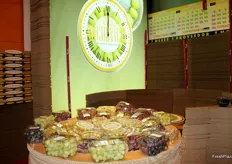 Uvas de Nochevieja expuestas en el stand de El Ciruelo, envases con doce uvas de mesa sin semillas especiales para despedir el año.