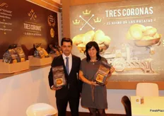 Javier García y Nuria Cobas en el stand de Segoviana de Patatas, presentando su nueva marca Tres Coronas.
