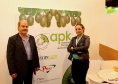 Alexandra Gomes (derecha) , en su stand de APK, Asociación Portuguesa de Kiwicultores.