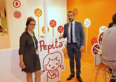 María Pérez, gerente de la empresa andaluza Delta Blau, junto a su compañero, promocionando la marca Pepita.