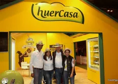 Staff del stand de Huercasa, referente en maíz y remolacha cocida.