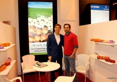 Borja Corell (derecha) , director de J.A. Corell , cosecheros y exportadores de cebollas y ajos.
