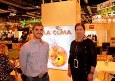 Carlos Lozano y su compañera en el stand de La Coma, especialistas en fruta de hueso.