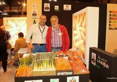 Sergio Cerrolaza, del departamento de ventas de Zanahorias Medrano, junto con su proveedor de puerro .