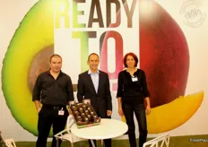 Enrique Colilles (centro) , director general de Trops, y Martina Otten a la derecha, responsable de Marketing.