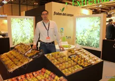 Víctor Manuel Hernández, Director Comercial de Farutos del Campo, exponiendo las peras con denominación de origen Pera Rincón de Soto y manzanas.