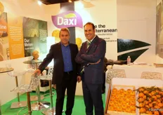 Salva Estellés (derecha) y su compañero en su stand de Estellés Fruits, promocionando su marca DAXI para cítricos y melón.