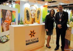 Georgina Caliman y Franco Fiorot de Brapex, Asociación Brasileña de Productores y Exportadores de la papaya.