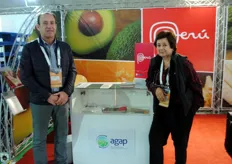 Enrique Camet Piccone y Ana María Duesta de AGAP, Asociación Peruana de Productores Agrarios Gremios. Estaban parte la presentación sobre Perú - el crecimiento y la competencia.