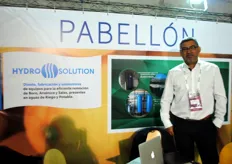 René Valenzuela promover Hydro Solution en el pabellón de la innovación.