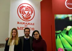 Laura Giumaraes, Guillermo Cruces y Angelina Romo de Bananas de México.