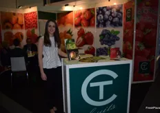 María Gamallo en el stand de la empresa gallega TC Fruits, en promoción de su campaña de fresa.