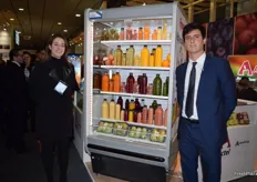 Guillermo Vives y compañera, de FRUSELVA, exponiendo su nueva gama de zumos naturales y smoothies de frutas y verduras.