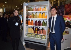 Guillermo Vives y compañera, de FRUSELVA, exponiendo su nueva gama de zumos naturales y smoothies de frutas y verduras.