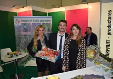 Stand de Axarfruit, con su gerente Álvaro Martínez y Melisa Frenchelli. Esta jóven empresa de Málaga se especializa en frutas tropicales.