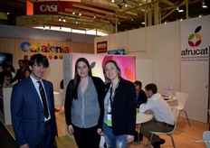 Manel Simon, Sara y Merce Gispert, en el stand de Afrucat, en representación de la fruta de Cataluña.