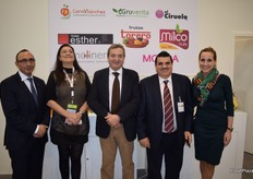 Stand de Apoexpa con la representación de Fermín Sánchez, de Gruventa; el presidente de la Asociación Joaquín Gómez, Antonio Palazón de Frutas Torero y Ana Asensio, de Apoexpa.