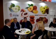 Salvador Muzas y José Casas en el stand de Frutas Ponti, empresa de Huesca dedicada a la fruta de hueso y pepita.