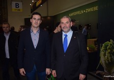Domingo Llamas y su hijo Javi, de la empresa murciana Hoyamar, de visita por la feria.