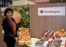 Susi Bonet, del departamento comercial de Cambayas, promocionando la granada Mollar de Elche.