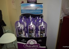 Envases de ajo Pedroñete expuestos en el stand.