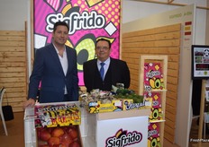 Sigfrido Molina, gerente de Sigfrido Fruits, junto con la visita de Jaime Agulló, gerente de Frutas Jaime Agulló. Sigfrido se ha convertido en la primera empresa del mundo en lanzar una app dedicada al mango y aguacate.