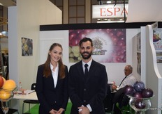 Maximiliano y Alicia en el stand de Nogalfruits, empresa extremeña especialista en fruta de hueso y nueces.