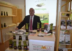 Carlos Ortega González, presidente de Hortovilla, exponiendo los espárragos verdes de Granada.