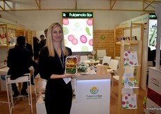 Paula Spa, presentando el nuevo mix de pimientos y tomates cherry para BBQ en el stand de Fulgencio Spa.