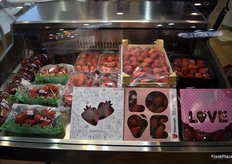 Nuevos envases con valor añadido de Grufesa. De izquierda a derecha: Colour me, para que los niños coloreen los dibujos al tiempo que toman un postre o snack sano; Envase LOVE con marca Hanna y nuevo envase Love para ocasiones especiales.