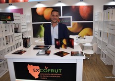 Carlos Llambrich, director general de Llamfruit, esperando al inicio de su nueva campaña de cerezas extra tempranas.