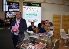 Carlos Cumbreras, gerente de Grufesa, promocionando su nuevo envase para fresas LOVE,un formato para regalar en las ocasiones más especiales.