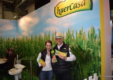 Stand de Huercasa con música country de fondo, referentes en en maíz cocido, en promoción de nuevos productos de V gama como las tiras de zanahoria cocida.