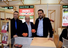 Francesc Lonch y sus compañeros en el stand de Gavà Grup, apostando por el tomate asurcado Monterosa, de Semillas Fitó, por el cual tienen la exclusividad de producción en Granada y Almería.