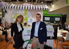 Carolina Quintero, agente comercial de Colombia y Javier Hernández en el stand de Eurobanan.