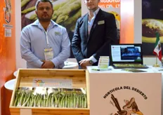 Gonzalo Viveros y Bram Hulshoff, de Desert Farms, compañía especializada en la producción y comercialización de espárragos verdes.