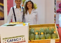 Luis Palma y Paola Caballero, de Capach, consultora mexicana, promocionando la piña mexicana.