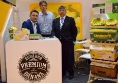 Hugo Galarza y sus compañeros de Premium Banana, compañía ecuatoriana que produce y exporta bananas Cavendish.
