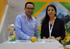 Gustavo López y Mayra Guanim en representación de Frutas Nanky. Esta empresa ecuatoriana ofrece principalmente frutas exóticas como la pitahaya.