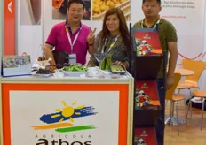 Fei Chen y Jian Xu, de la compañía Yuehai, visitando Agrícola Athos, exportadora peruana de espárragos y arándanos. Jeni Figueroa representó a la compañía este año.