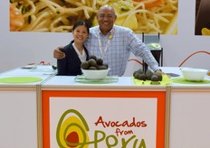 Judy Luu y Arturo Medina, de Prohass, promocionando la organización de aguacates peruanos.