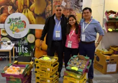 Wilfredo Martínez, Daniela Martínez e Ignacio Araya, de Tropical Bite, compañía colombiana que produce y exporta fruta tropical fresca y procesada.