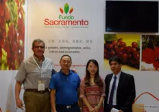 El puesto de Fundo Sacramento recibió la visita de los representantes de la compañía china Chong Qing Ting, Lu Dao Yong y Linda Shou. Rodolfo Pacheco y José Carrillo son los gerentes de esta compañía peruana productora de uvas.